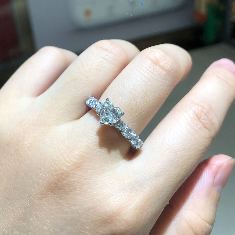 Affordable Luxury满钻爆款爱心Women's RingS925银镀白金定制选款主石Moissanite1.2ct/副石高碳钻